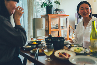 食卓を取り囲む楽しい時間の始まり。1