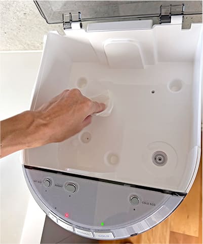 給水口とカートリッジ挿入口のお手入れをする