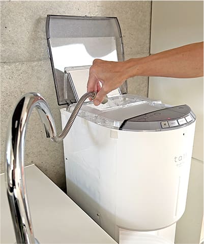 ホルダーに貯水タンクをセットして水を入れる