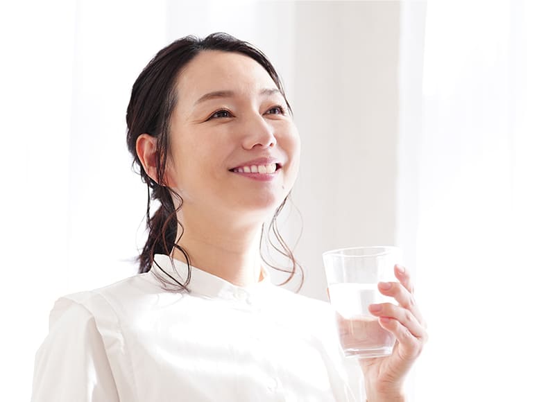 女性が水を飲んでいる写真