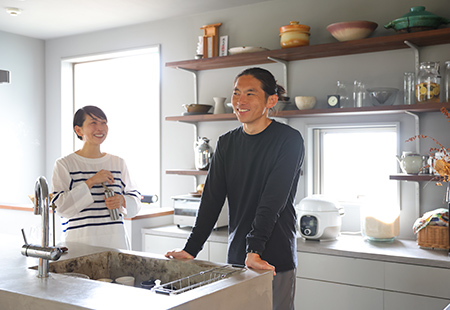 インテリアデザイナーの夫、寺田泰さんとキッチンでおしゃべりを楽しむ 写真