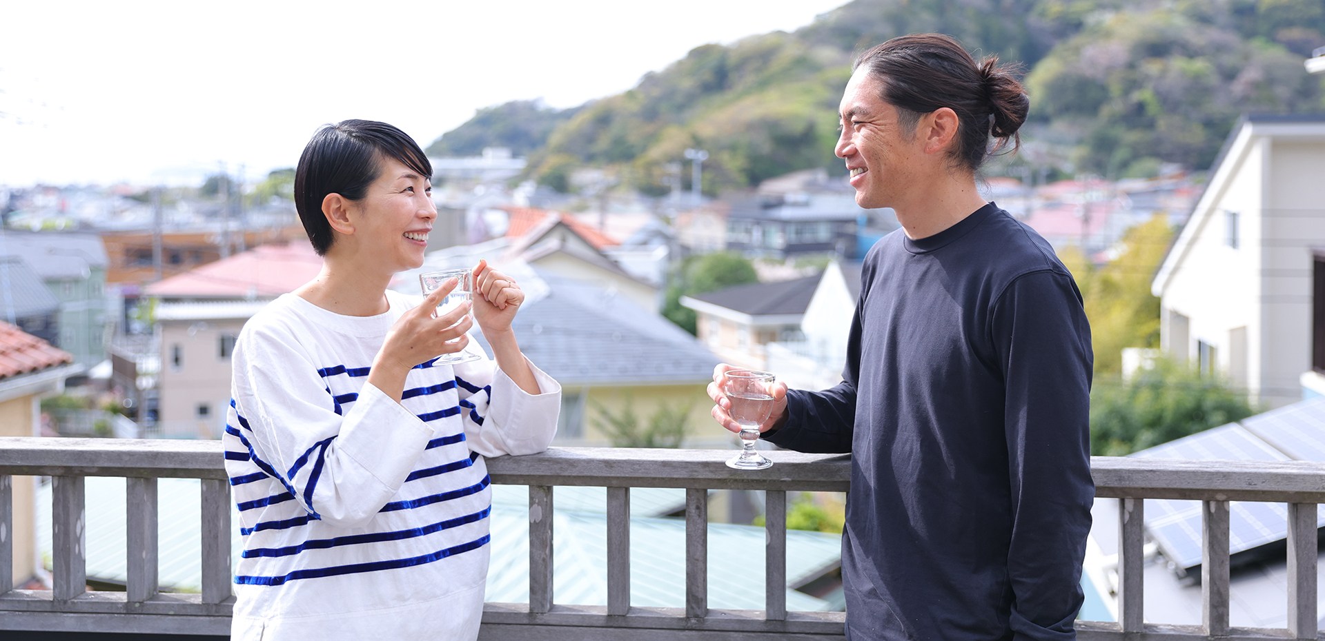仁田さんと夫の寺田さんが外でお水を飲んでいる 写真
