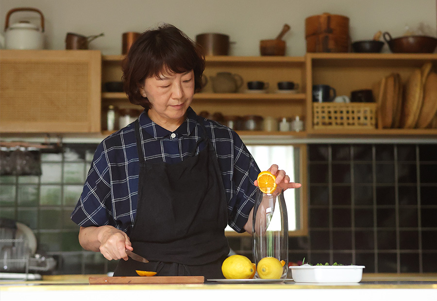キッチンで料理をする様子 写真