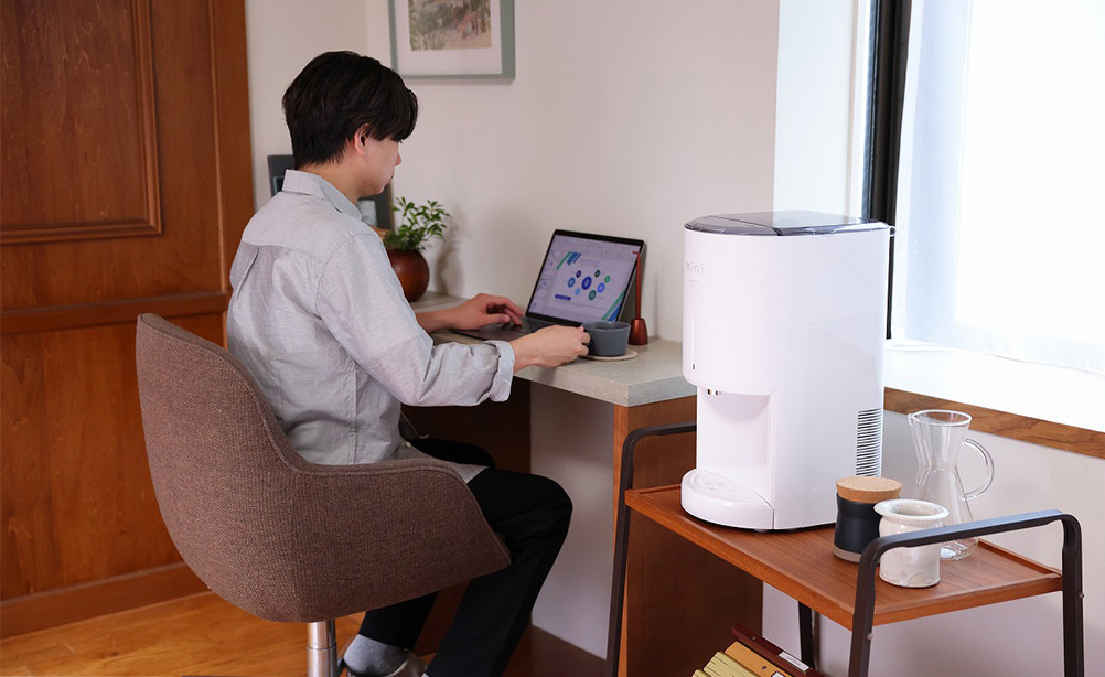 デスク横のワゴンを活用。リモートワーク時にも