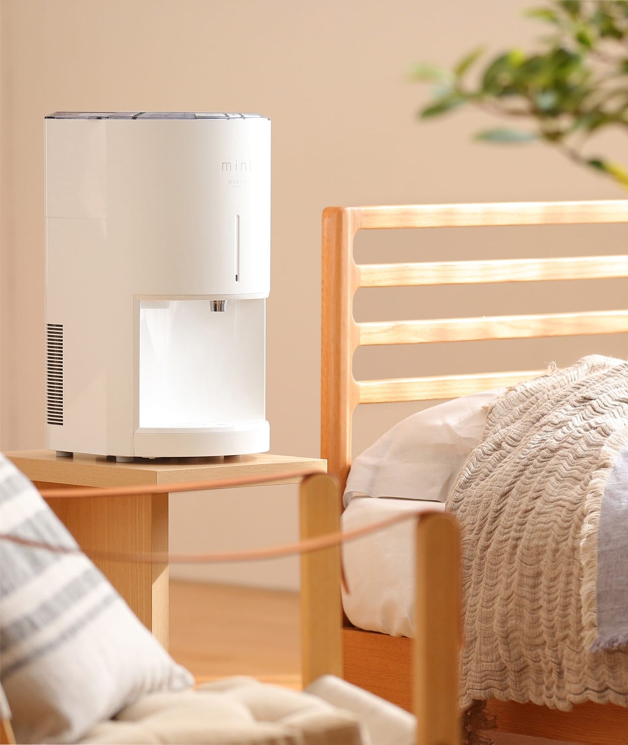 【あっきーな】everyフレシャスminiホワイト 浄水】卓上型の小さなウォーターサーバーevery frecious mini