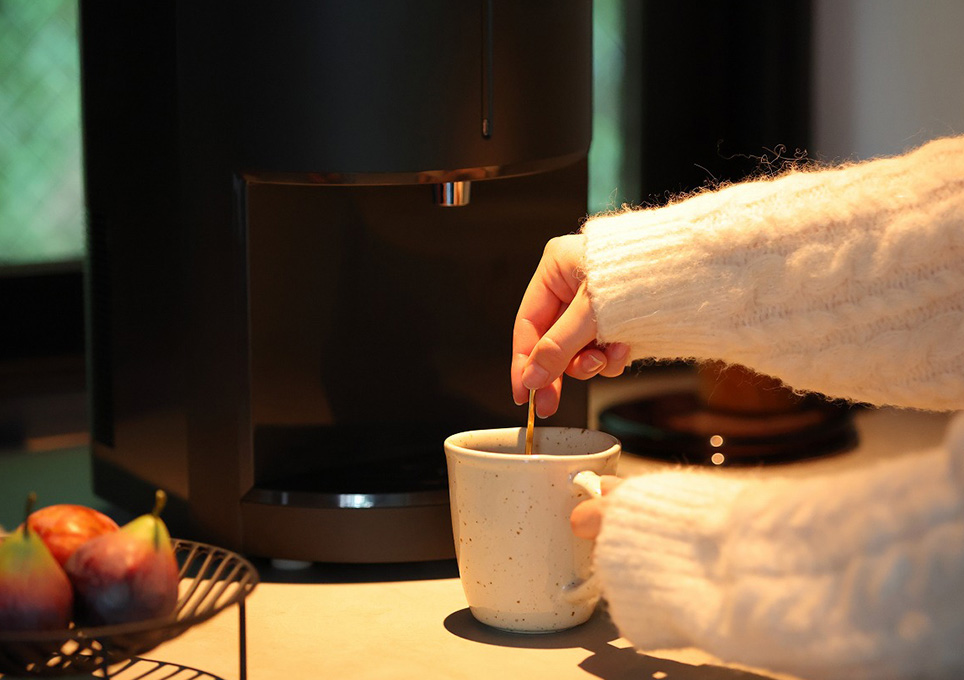 mini every ブラック 温水冷水供給 浄水】卓上型の小さなウォーターサーバーevery frecious mini